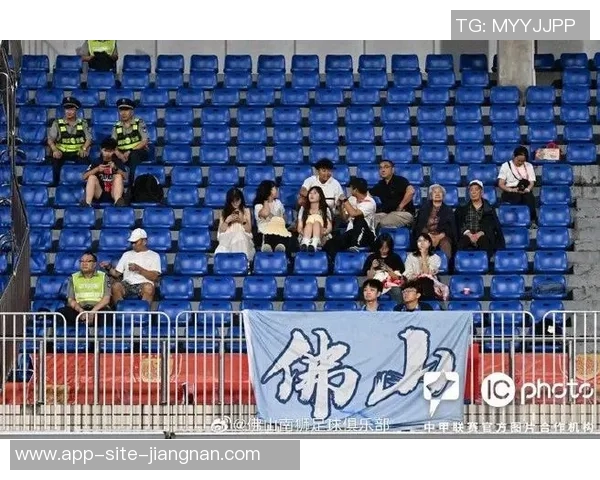 客场呐喊传递佛山力量助力球队坚定迈向保级之路