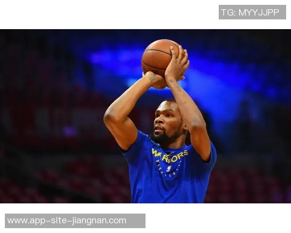 杜兰特称赞谢泼德训练营表现称其侵略性提升球队整体水平 杜兰特称赞谢泼德训练营表现称其侵略性提升球队整体水平