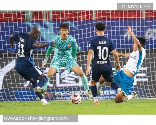 携手共进迎新篇章祝武汉三镇足球俱乐部12岁生日快乐